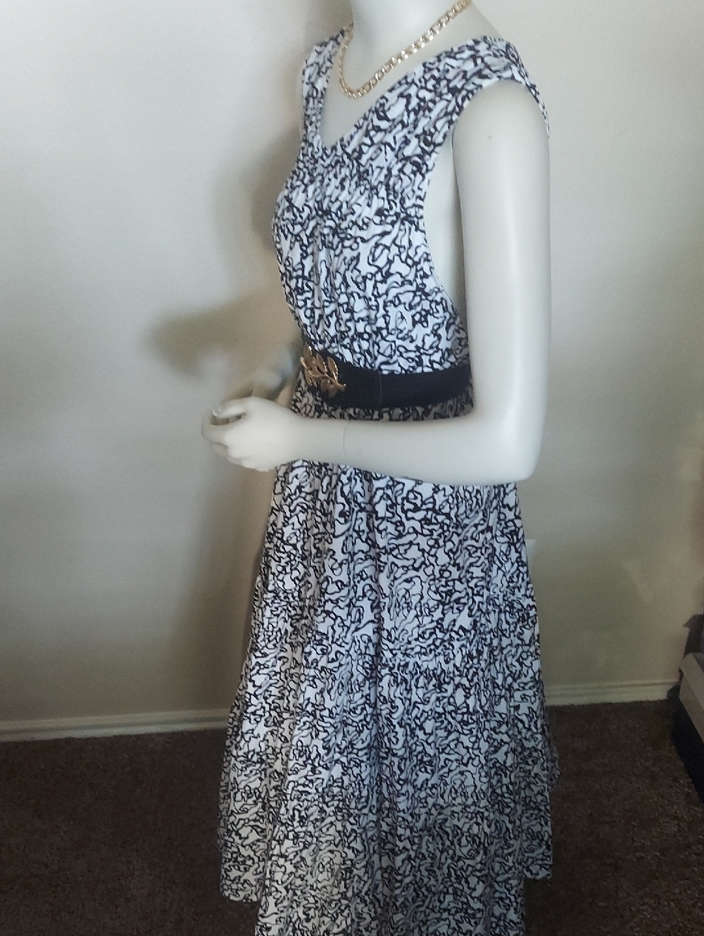 The design includes a gathered elastic waistband for a flattering fit and conven - Picture 5 of 13